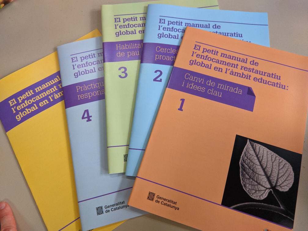 El petit manual de l'enfocament restauratiu global en l'àmbit educatiu