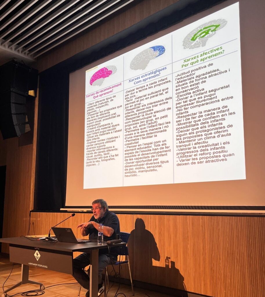 Imatge d'Efrèn Carbonell durant la conferència