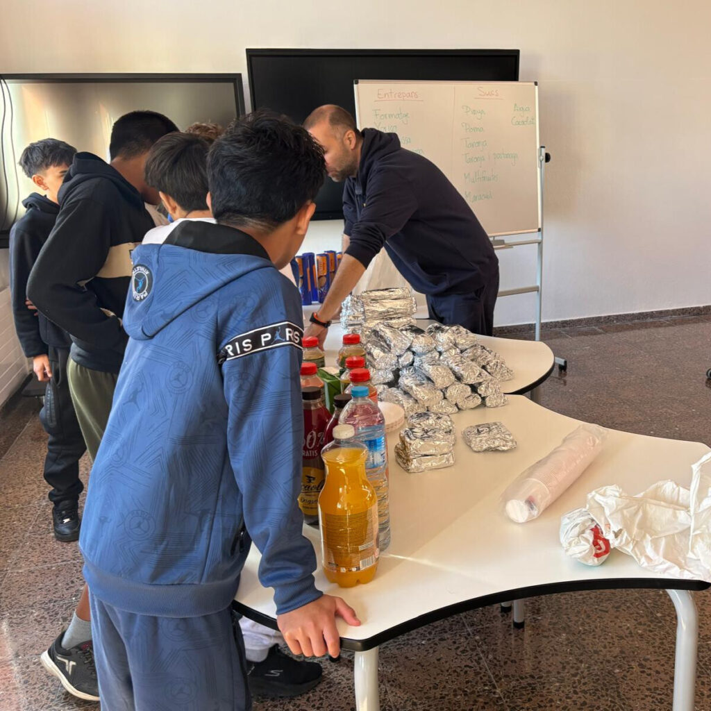 Alumnat Aula d'Acollida recollint l'esmorzar