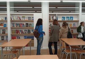 Convidats admirant els llibres de la biblioteca