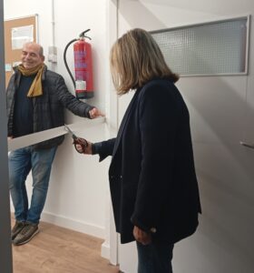 La directora de la Mallola talla la cinta inaugural de la biblioteca