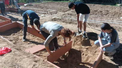 Alumnes de l'Institut Jaume Vicens Vives participant en l'hort comunitari que gestionaran juntament amb altres entitats locals de Girona.