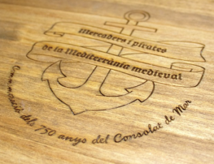 Detall de l'inscripció del joc de pirates fet de fusta