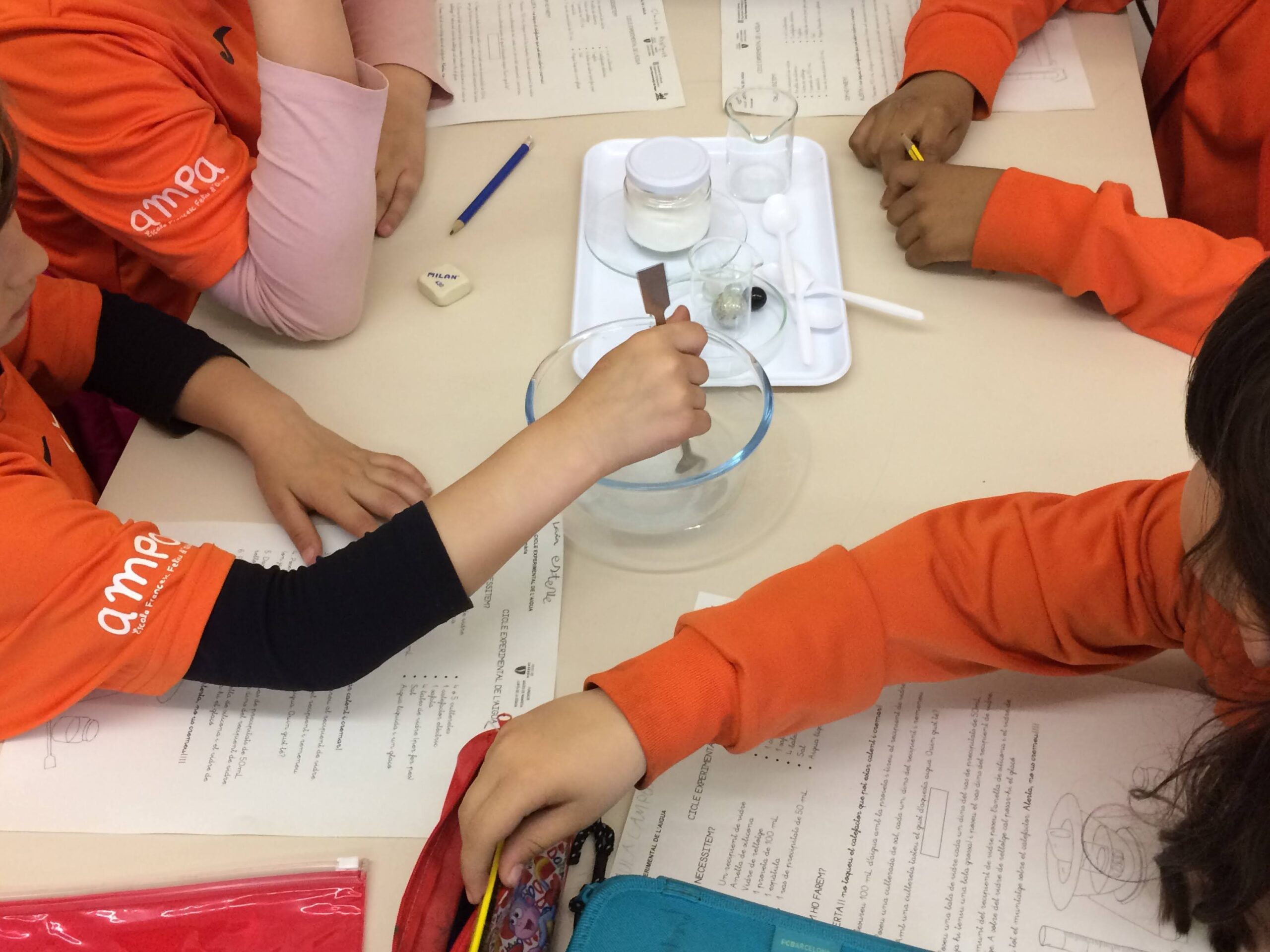 Remenant l'aigua salada del mar