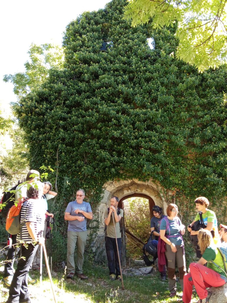 Rispa i Joan Arnalló explicant a la porta de l’església de sant Llorenç de Saraís

