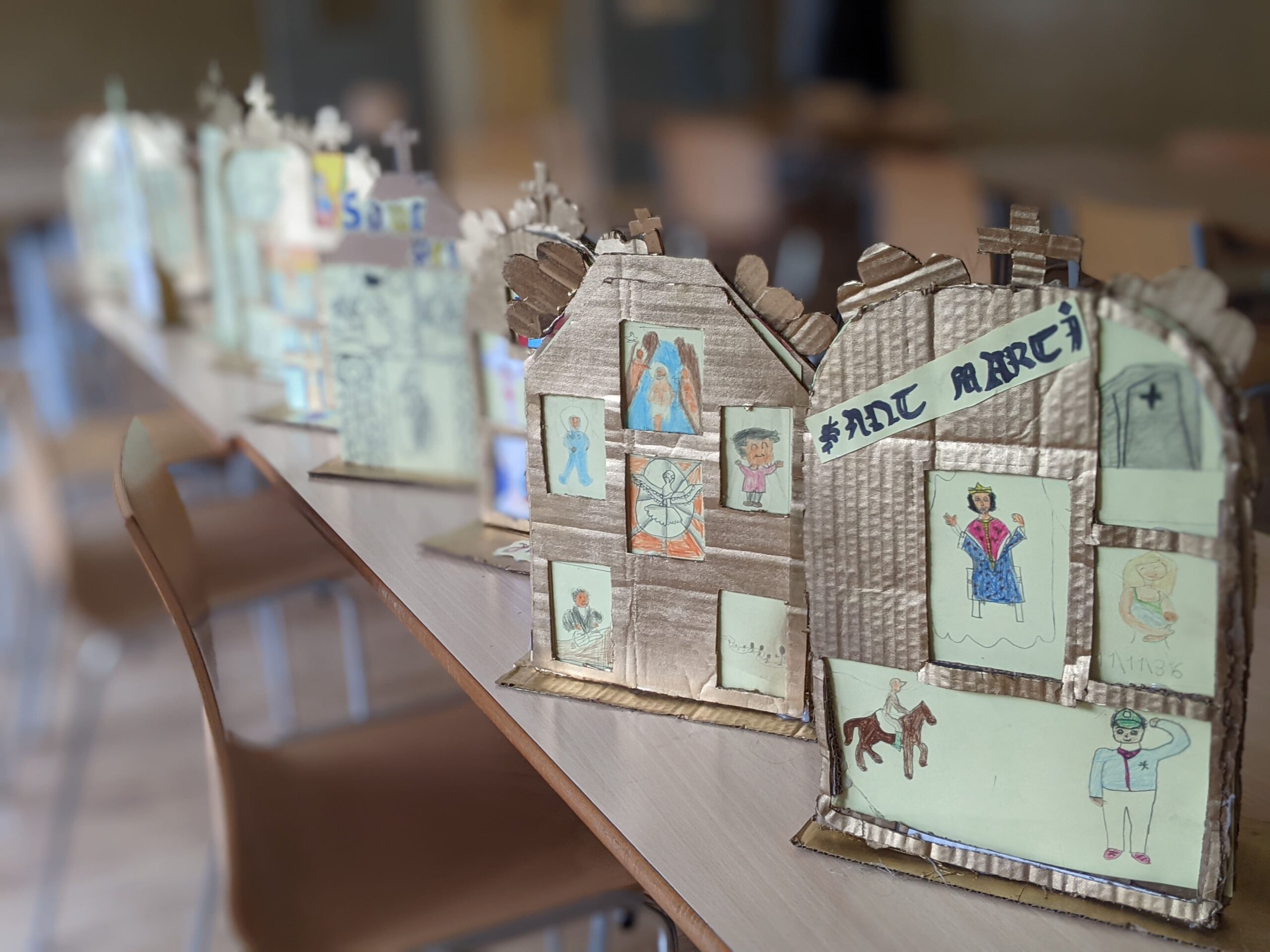 treballs alumnat: maquetació de retaule gòtic amb històries de diferents personatges