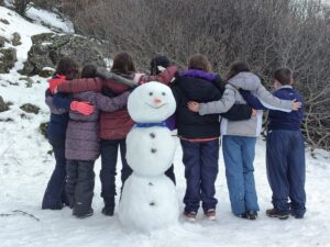 alumant amb un ninot de neu