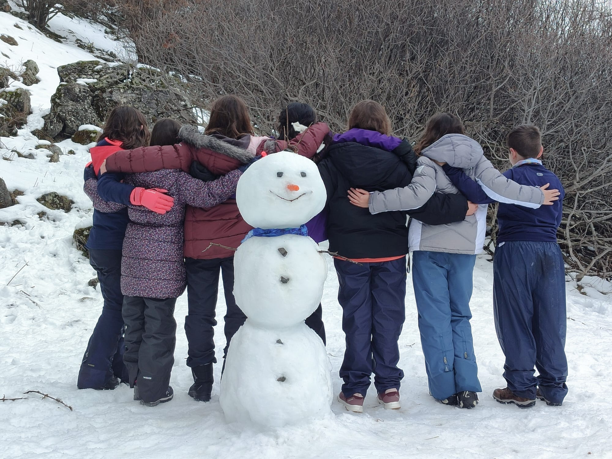 alumant amb un ninot de neu