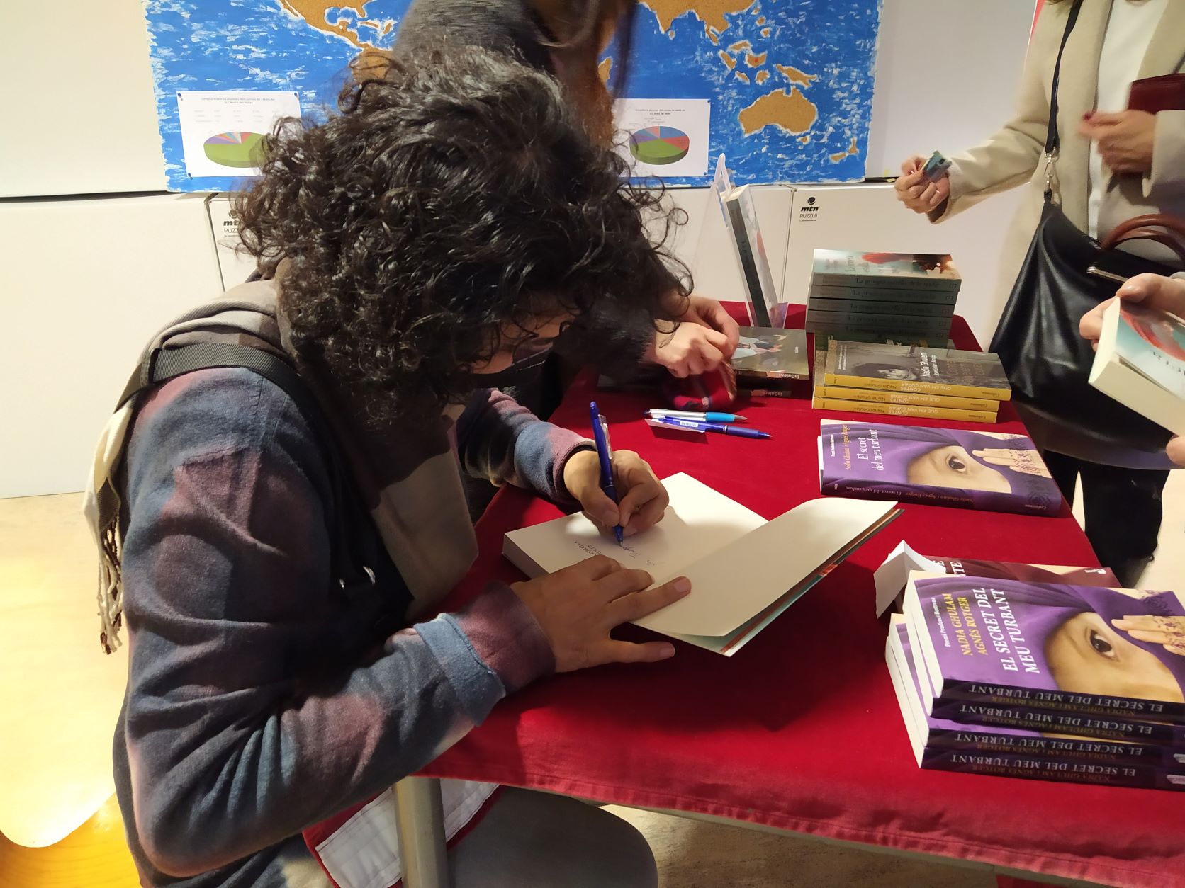 Nadia Ghulam signant llibres