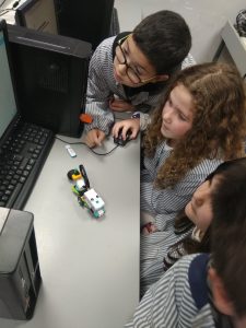 Educem fent proves amb robots Lego wedo.